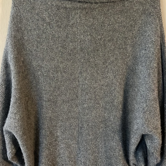LIKE NEW A.N.A. Gray cardigan sweater 3/4 sleeves 2 pockets in front size Large - Picture 3 of 11